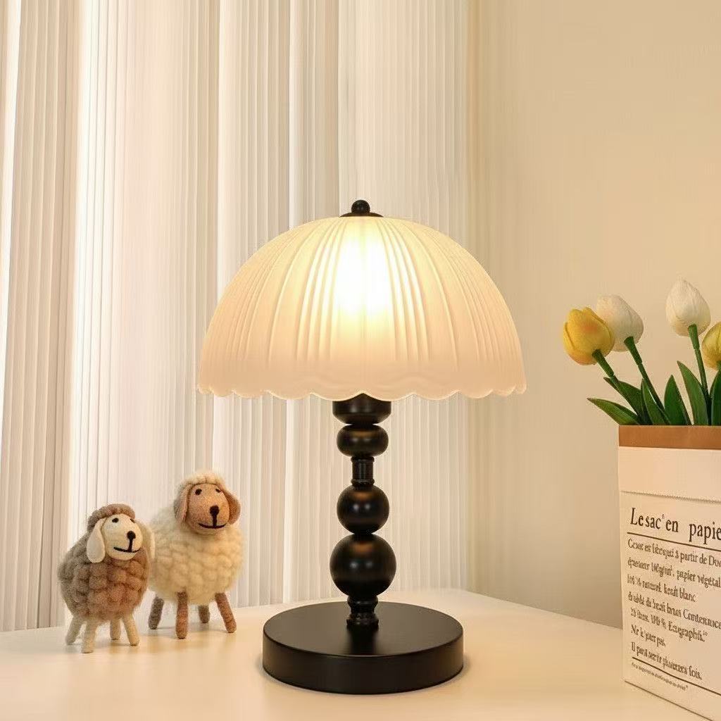 Elegant shell-shaped table lamp
