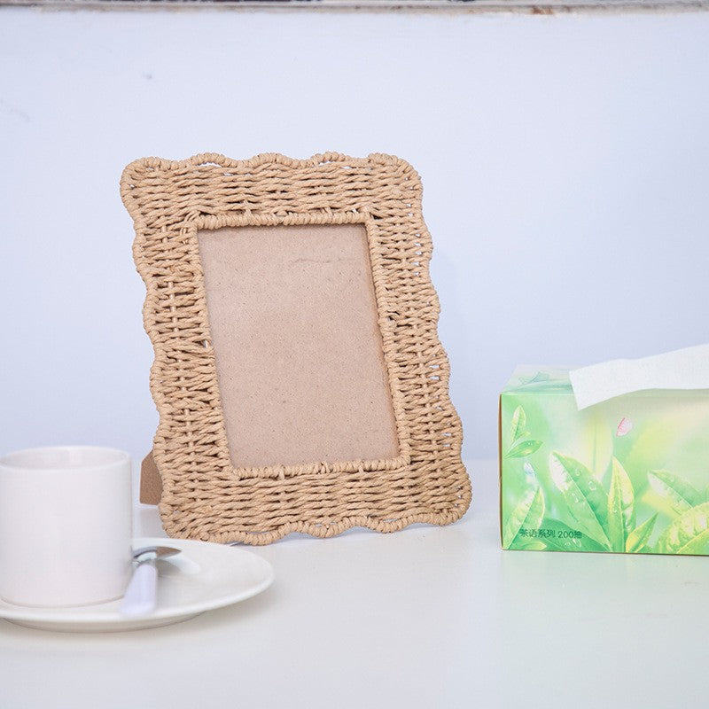 Playful picture frame in rattan style