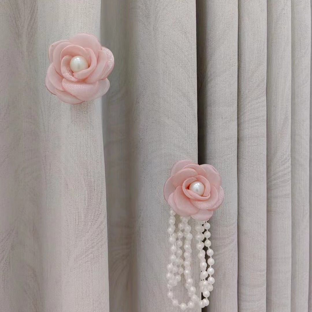 Decorative curtain clip with flower design