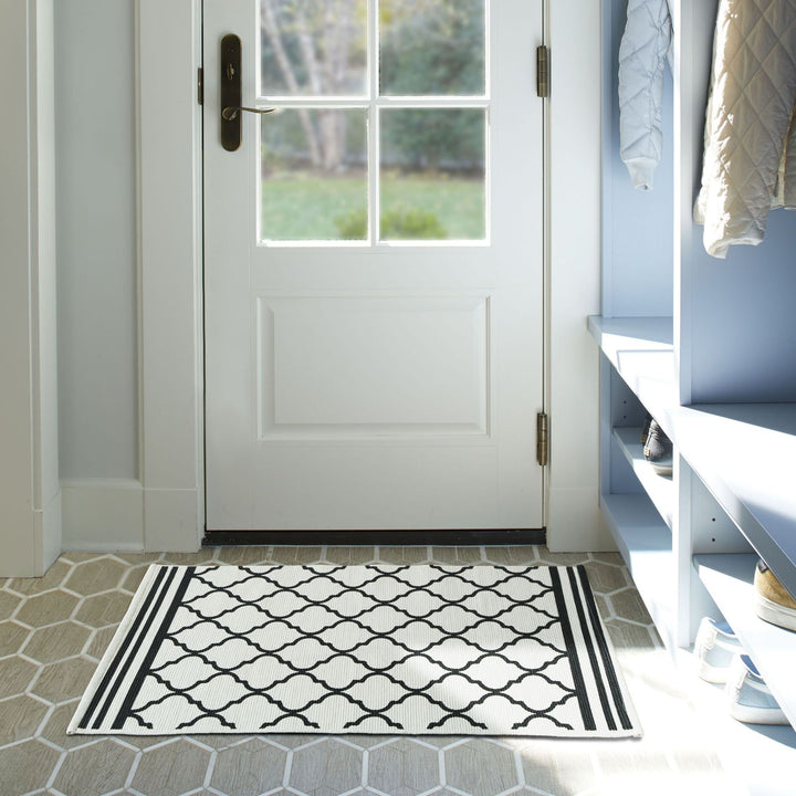 Living and entrance area mat with diamond pattern