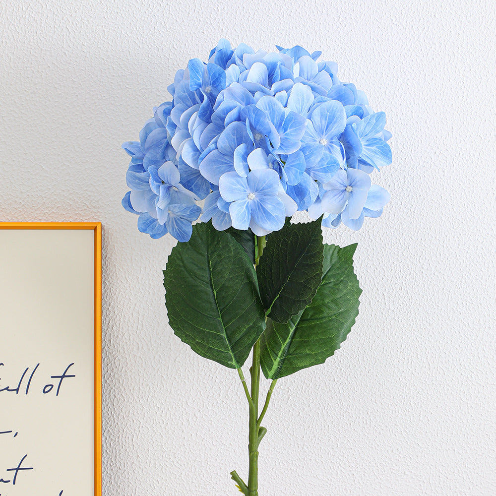 Artificial hydrangea bouquet with detail-loving flowers