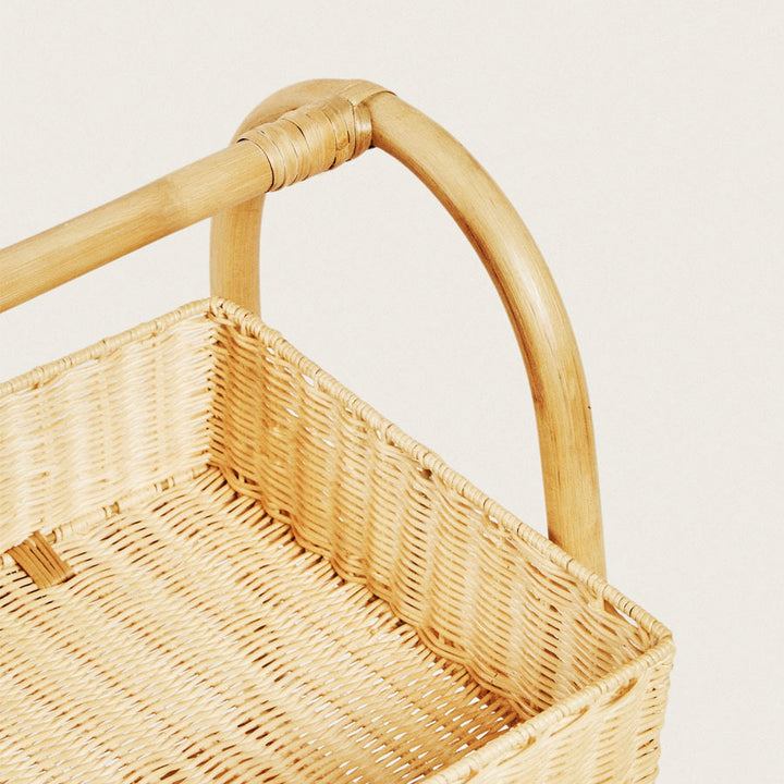 Multifunctional shelf with woven baskets