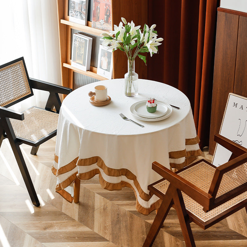Round tablecloth with quilted textured relief and double-layered ruffle