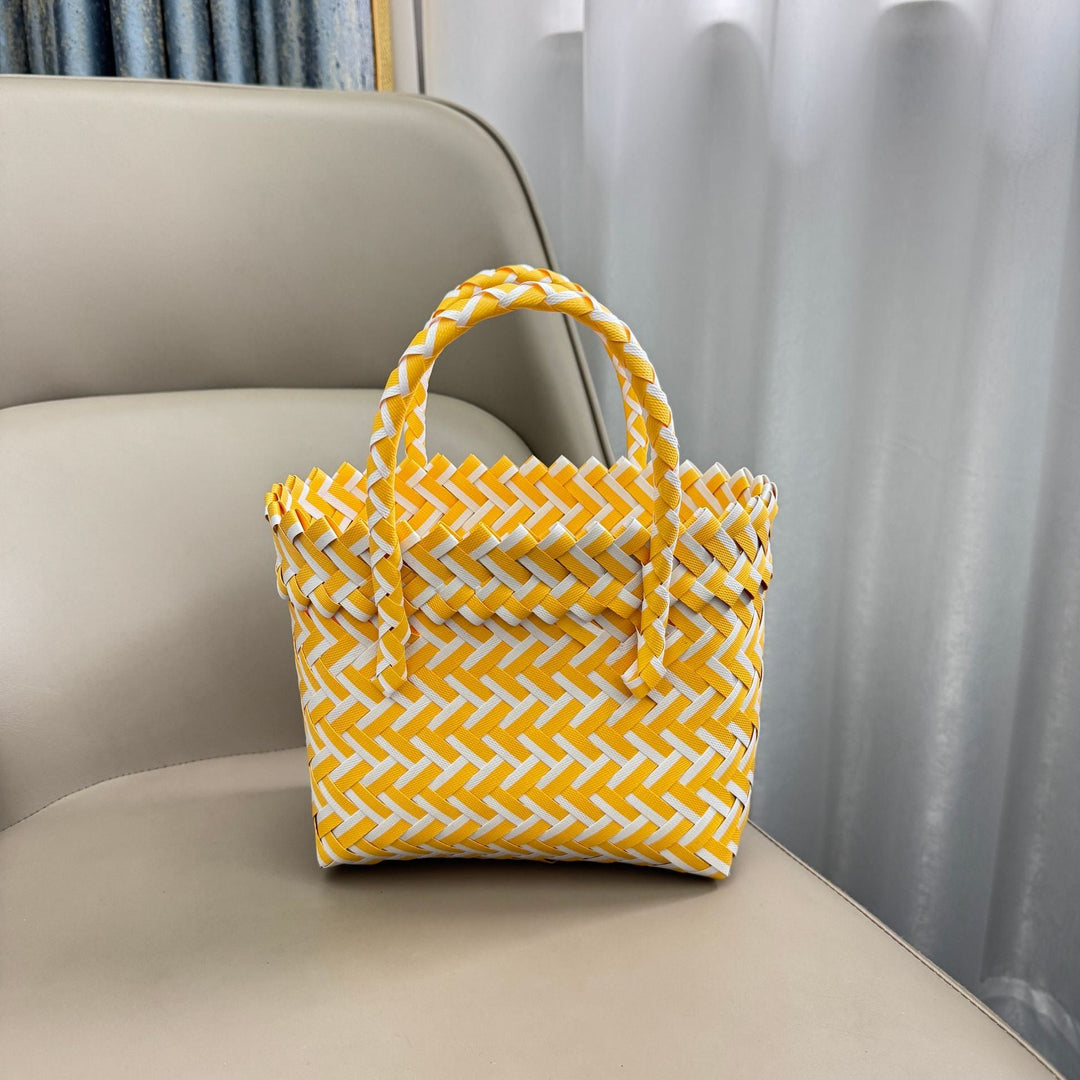 Playful basket bag with bow