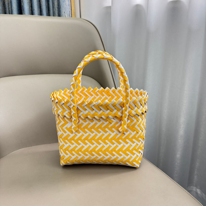 Playful basket bag with bow