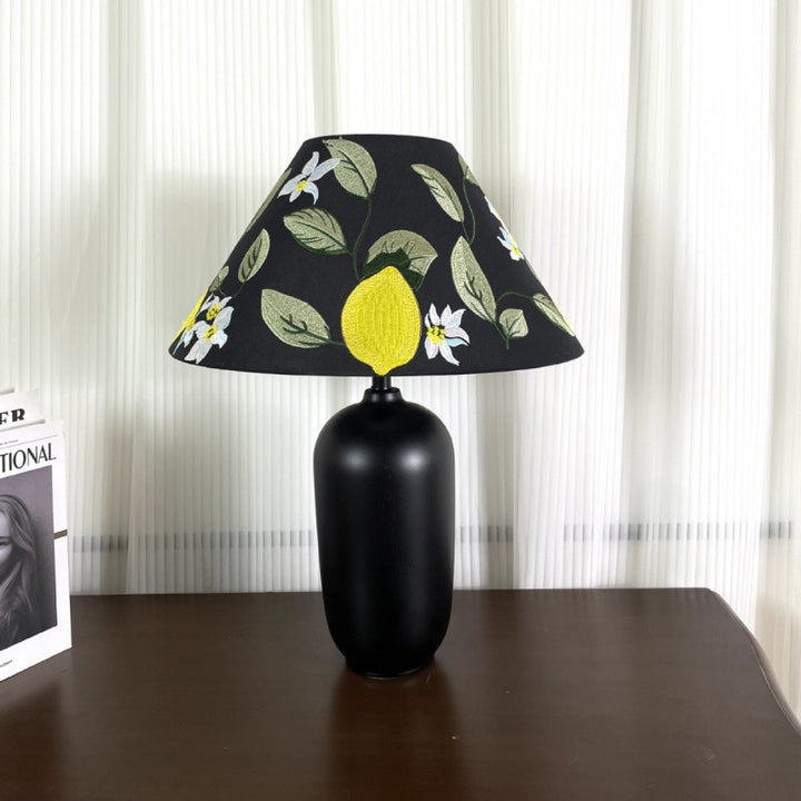Decorative table lamp with floral design