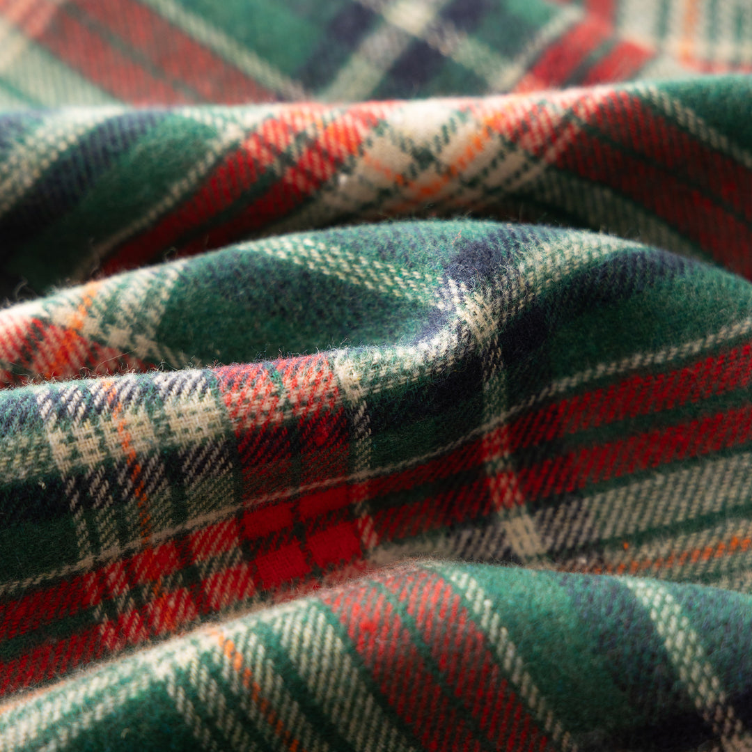Rectangular checkered tablecloth made of cotton blend with pompom tassels