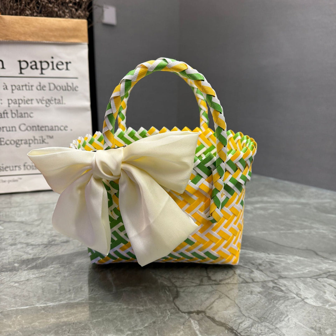 Playful basket bag with bow