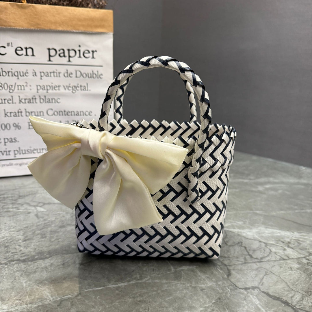 Playful basket bag with bow