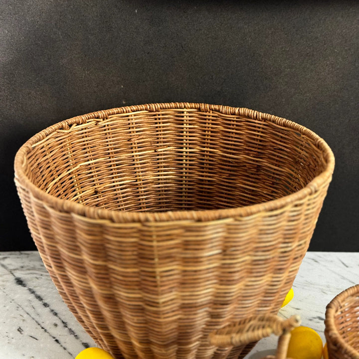 Playful fruit basket with lid