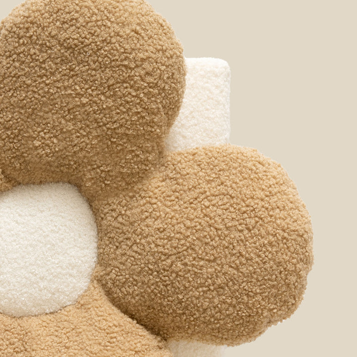 Ergonomic flower seat cushion made of bouclé teddy for chair and stool