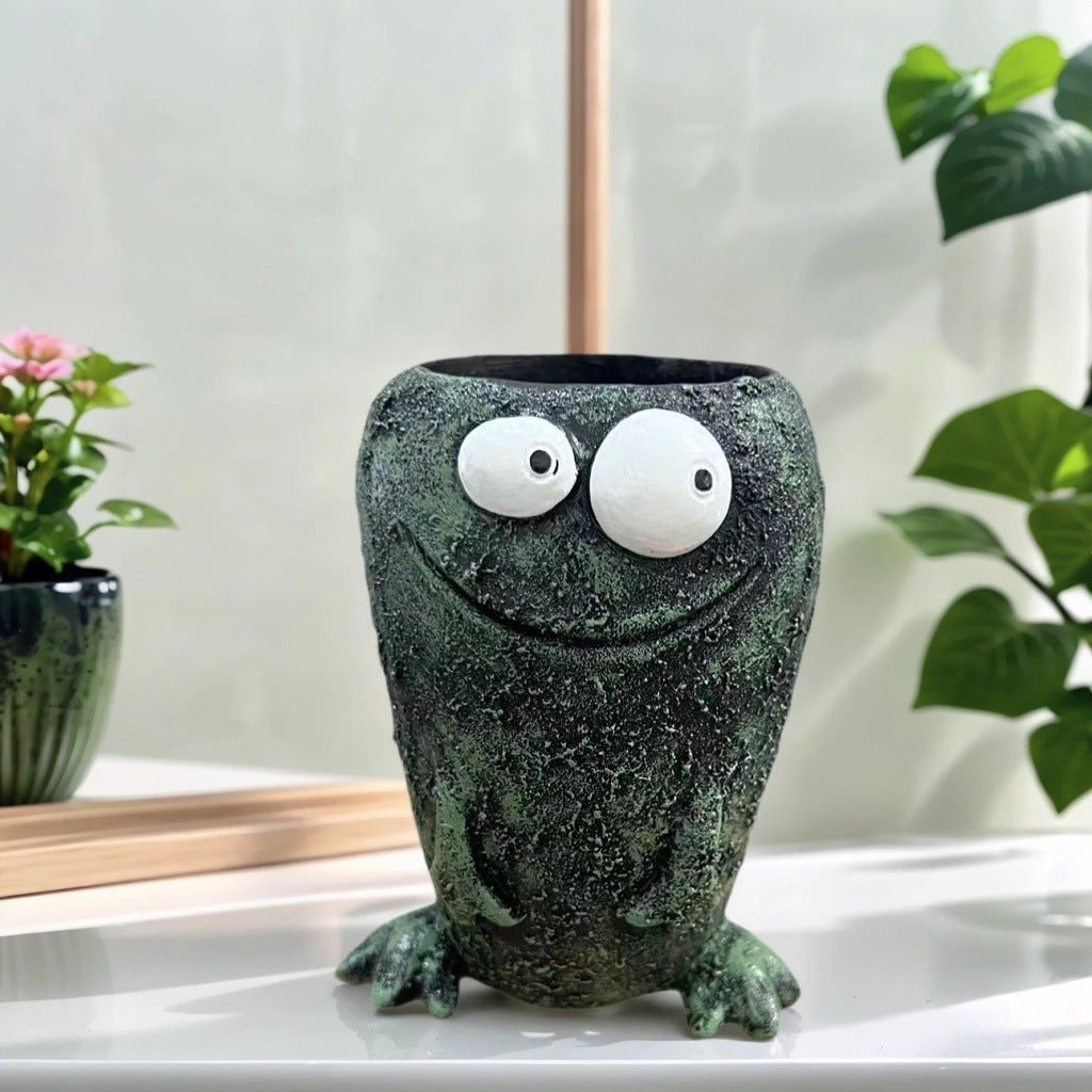 Decorative plant pot in frog design