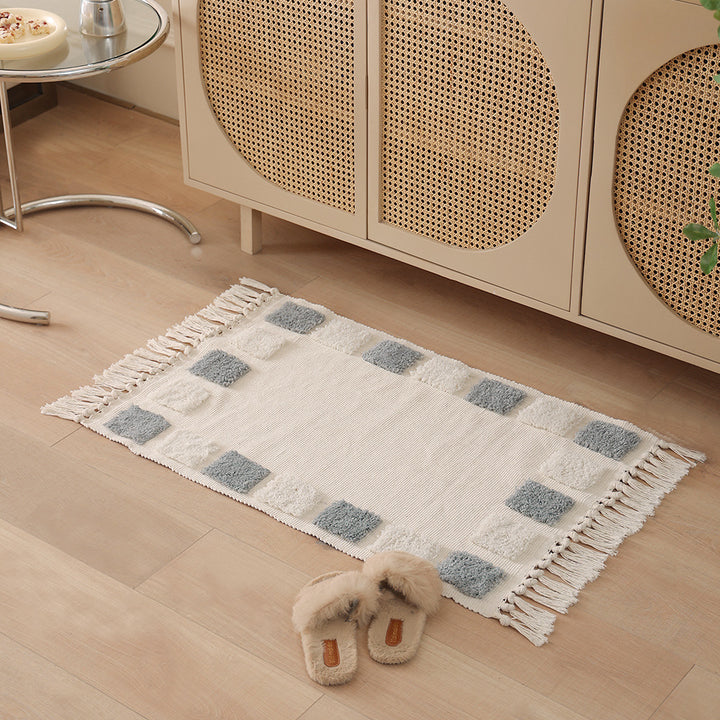 Woven rug in Boho-minimalist style with contrasted tufting and cotton fringes