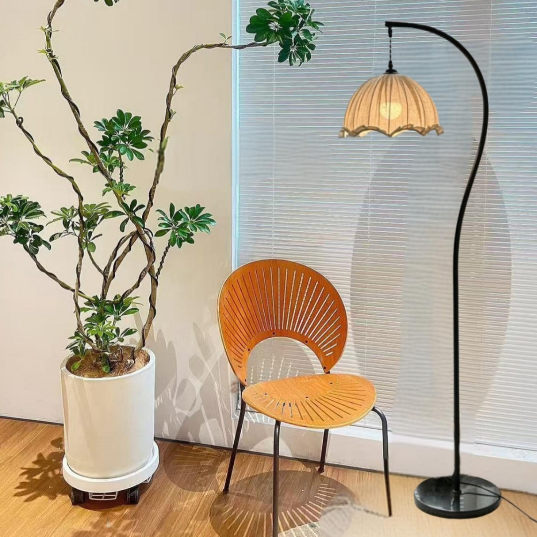 Curved floor lamp