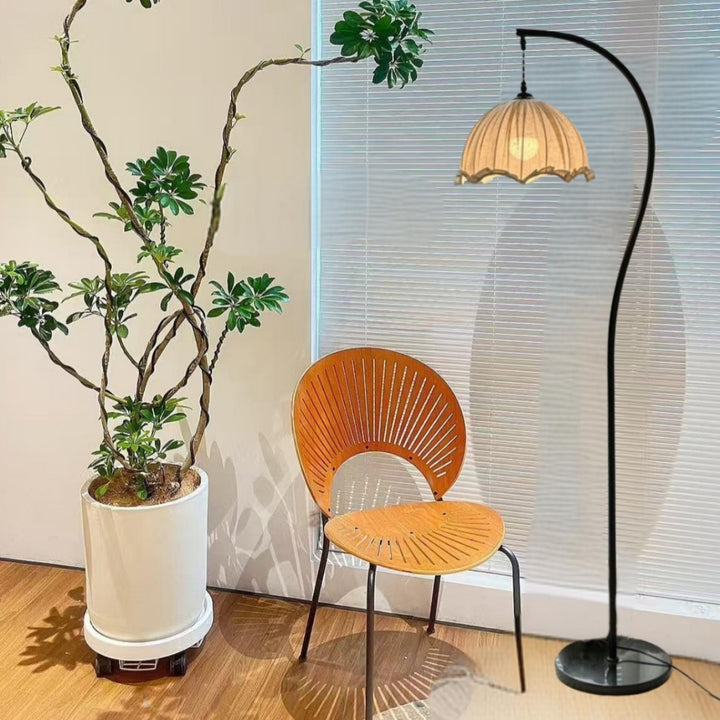 Curved floor lamp