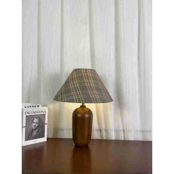 Decorative table lamp with floral design