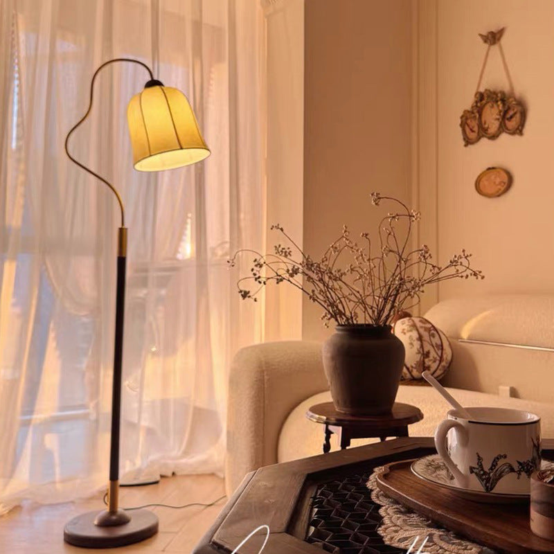 Floor lamp with curvy design