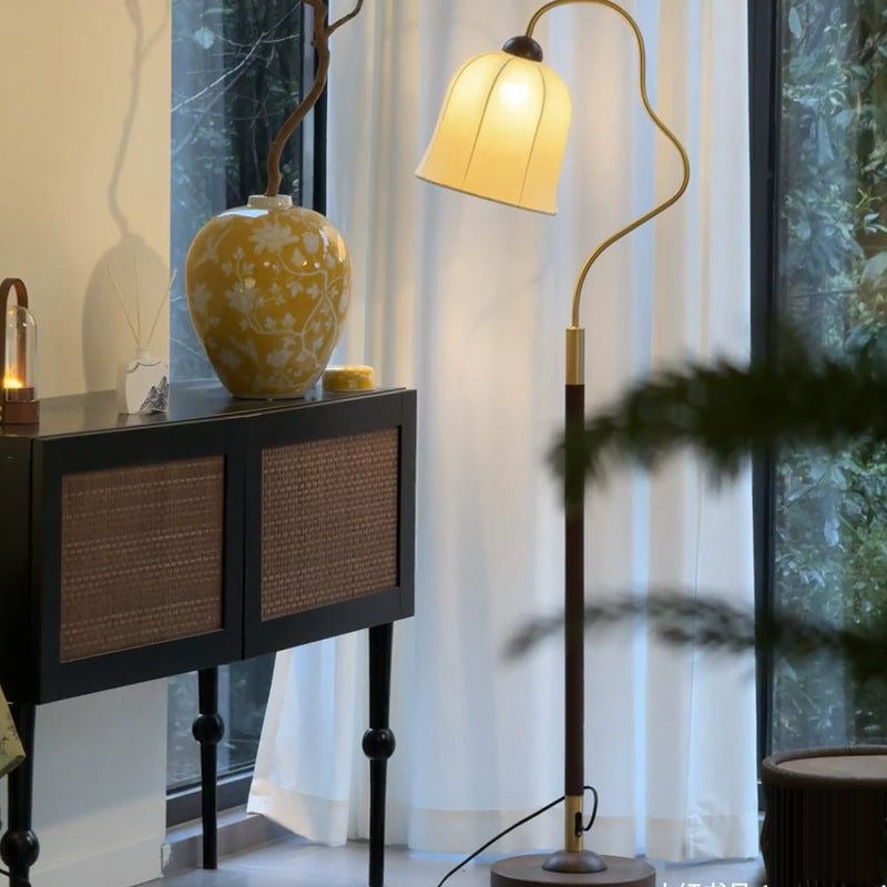 Floor lamp with curvy design
