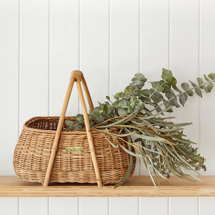 Handmade basket with ergonomic handle