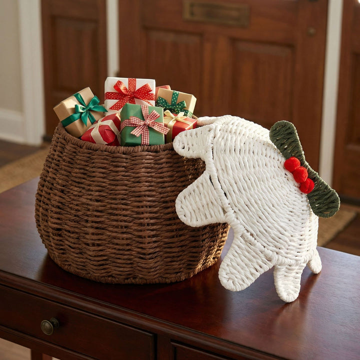 Playful storage basket in cake shape
