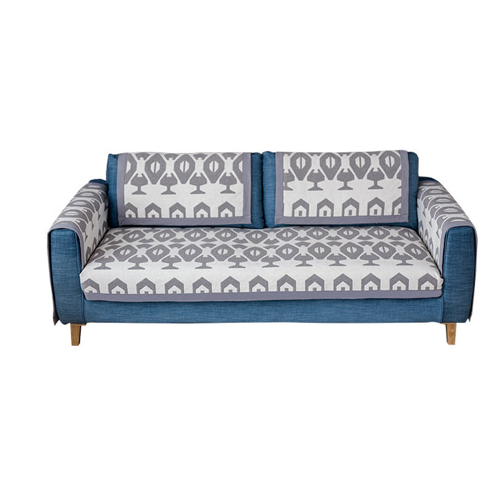Universal sofa protective cover for three-seater with leaf print, non-slip underside and separate armrest covers