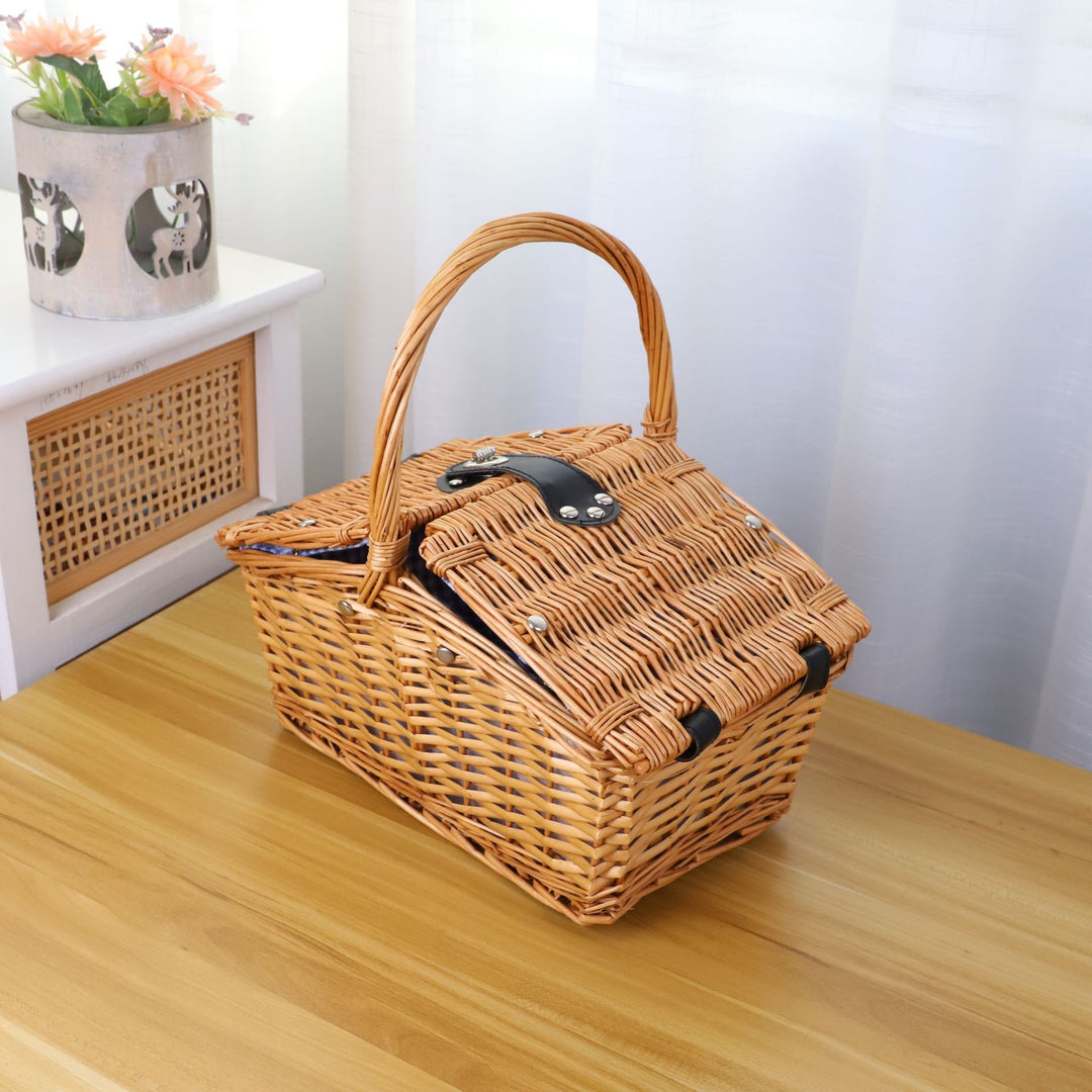 Picnic blanket with waterproof bottom and check pattern