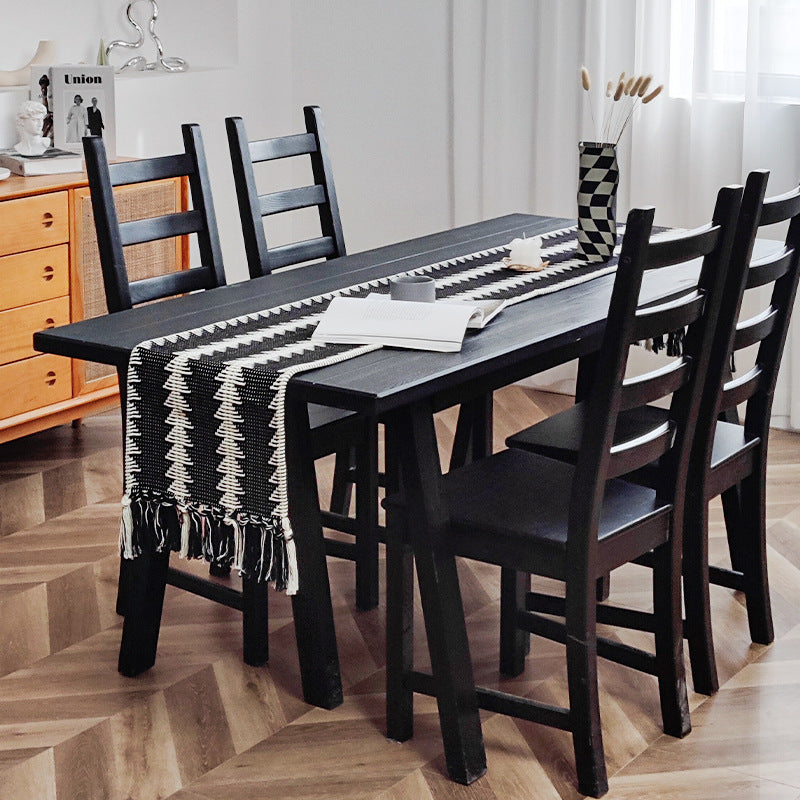 Woven placemats made of cotton blend with graphic zigzag pattern and sturdy woven edge