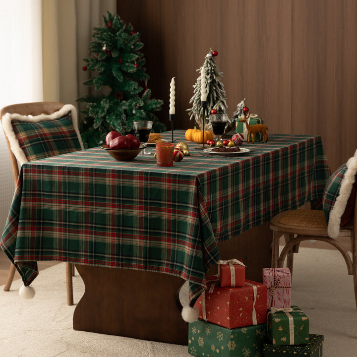 Rectangular checkered tablecloth made of cotton blend with pompom tassels