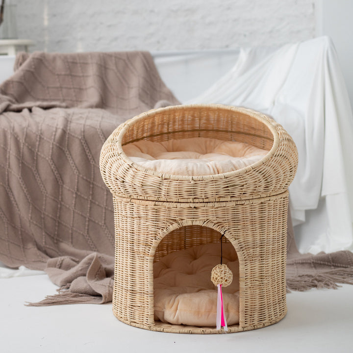 Cozy cat basket with play ball