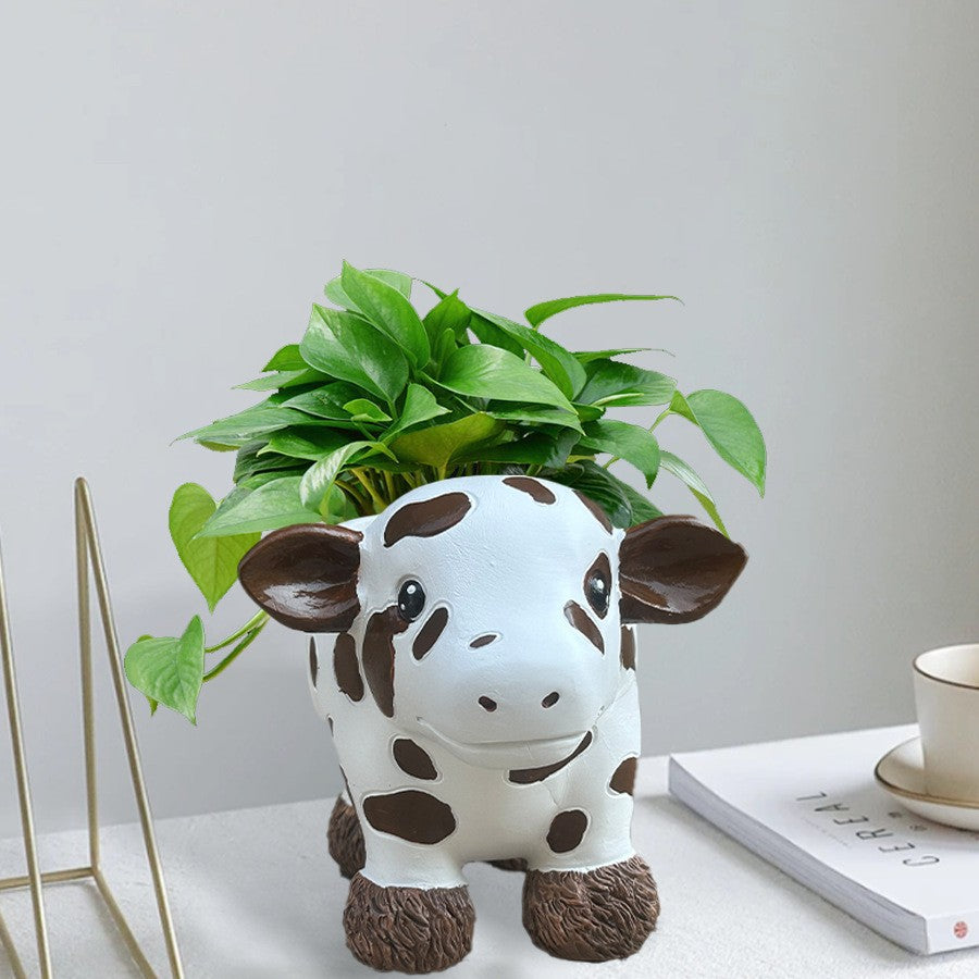 Flower pot in the shape of a cow