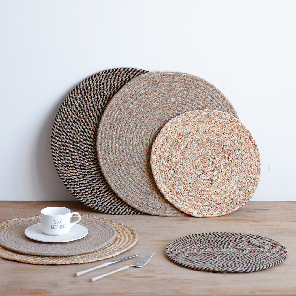 Round carpet made of braided jute with spiral structure and flat weaving