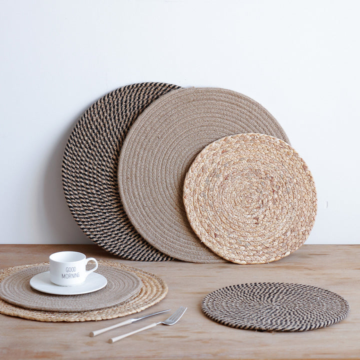 Round carpet made of braided jute with spiral structure and flat weaving