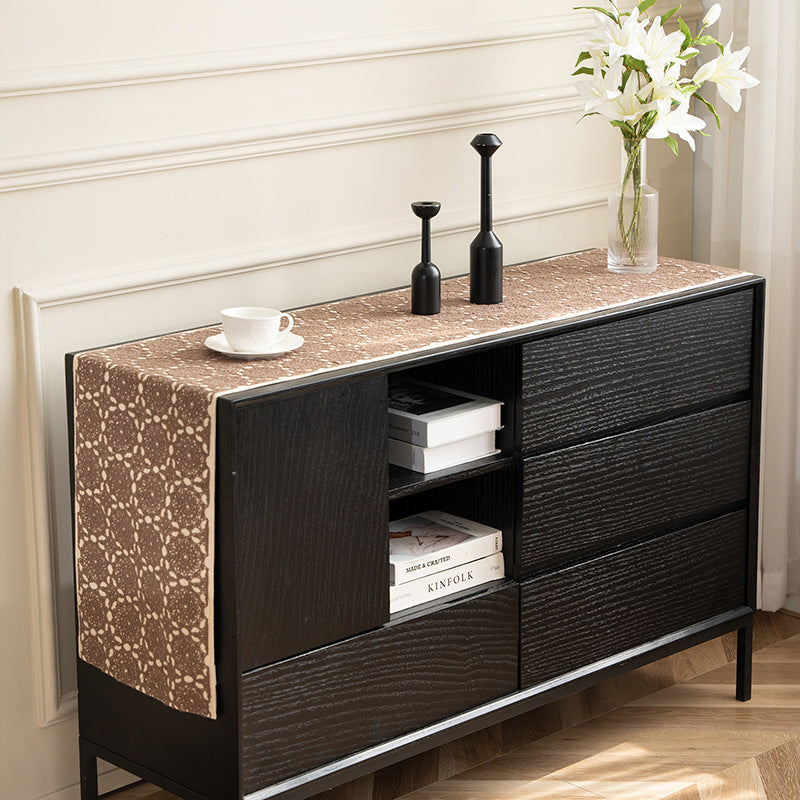 Runner with ornamental medallion jacquard structure and non-slip underside