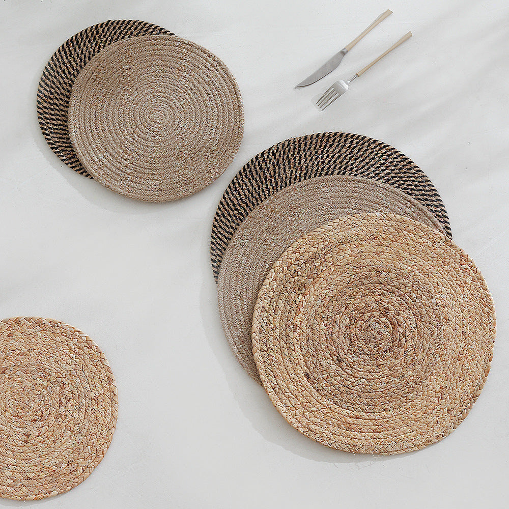Round carpet made of braided jute with spiral structure and flat weaving