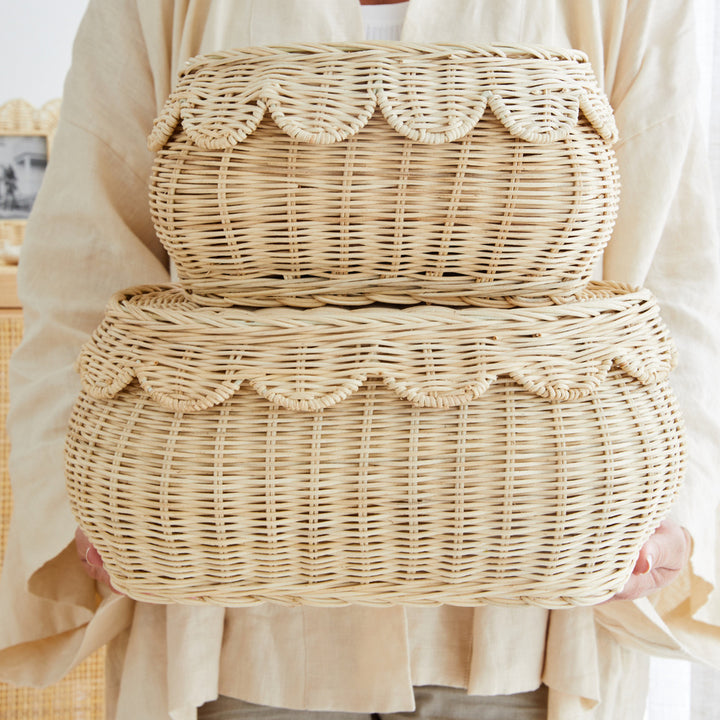 Wall basket in elegant shell design