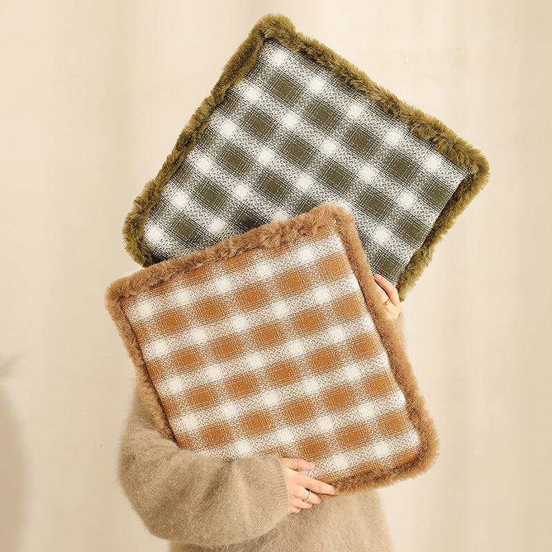 Quilted seat cushion with faux fur edge and thermal insulation