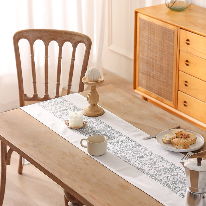 Table runner in Persian-inspired vintage pattern made of woven cotton blend