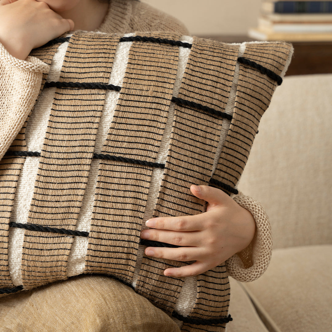 Decorative cushion cover made of woven cotton blend with structured checkered look