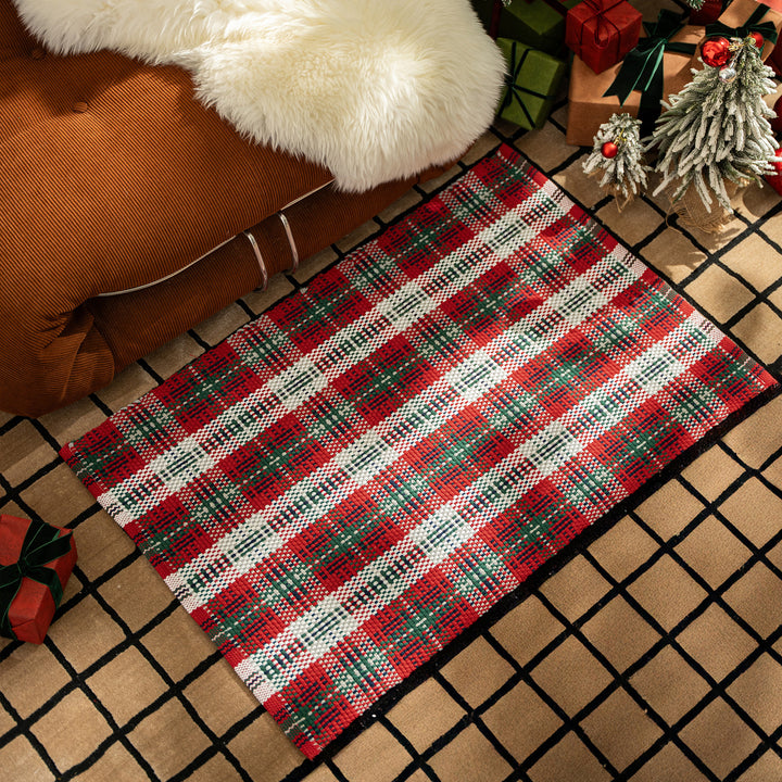 Handwoven robust table runner made of cotton blend with classic check pattern