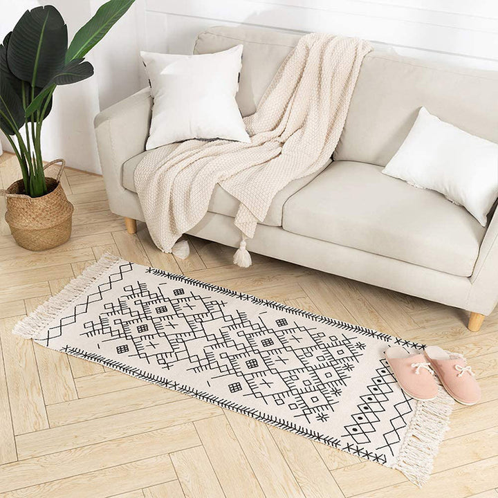 Flat-woven entrance and living room rug with Moroccan diamond jacquard and decorative fringes