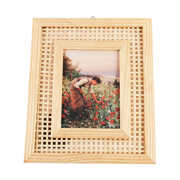 Artful picture frame in rattan design