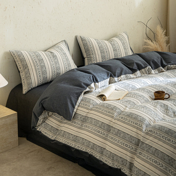 Decorative Textured Geometric Patterned Bedding Set Avarnia