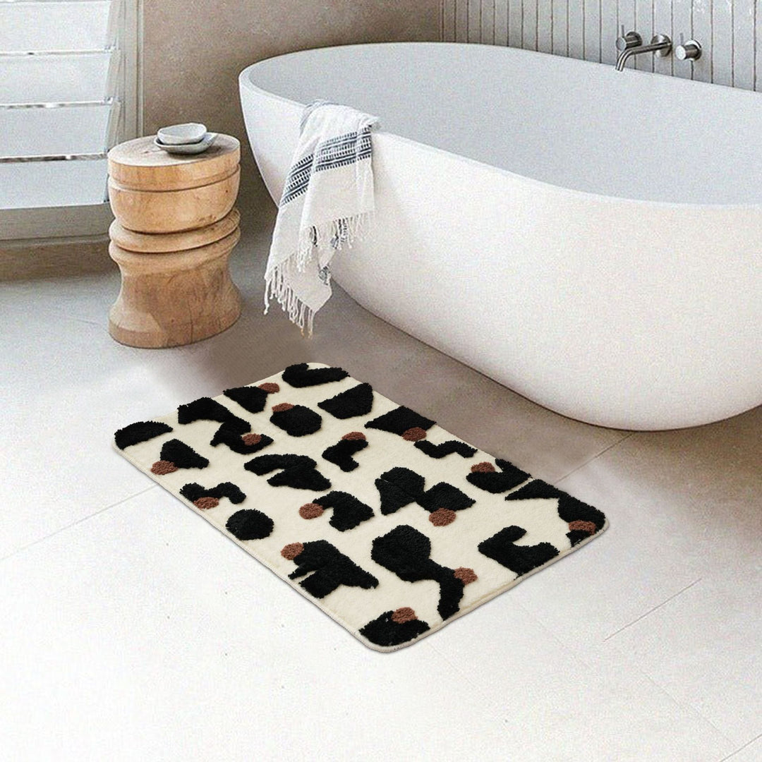 Tufted bathroom mat in abstract leopard pattern with soft high pile