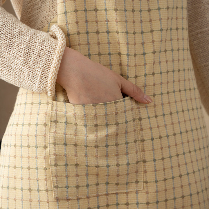 Cotton apron with checkered linen look, adjustable neck strap and large front pocket