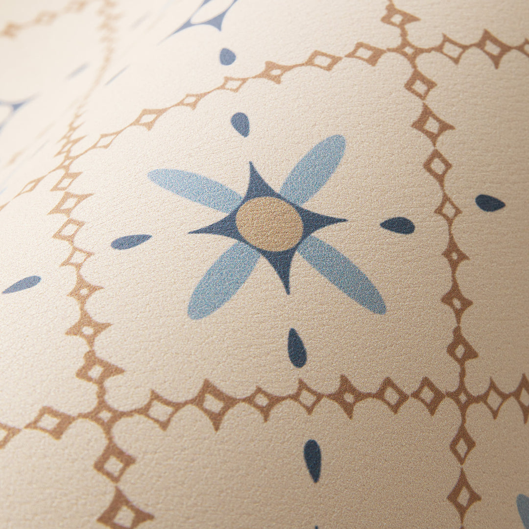 Oval wipeable placemat with tulip pattern, padded edge and non-slip bottom