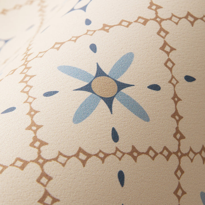 Oval wipeable placemat with tulip pattern, padded edge and non-slip bottom