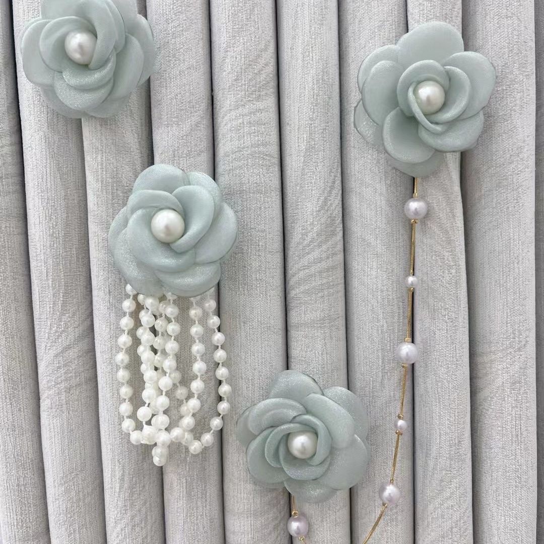Decorative curtain clip with flower design