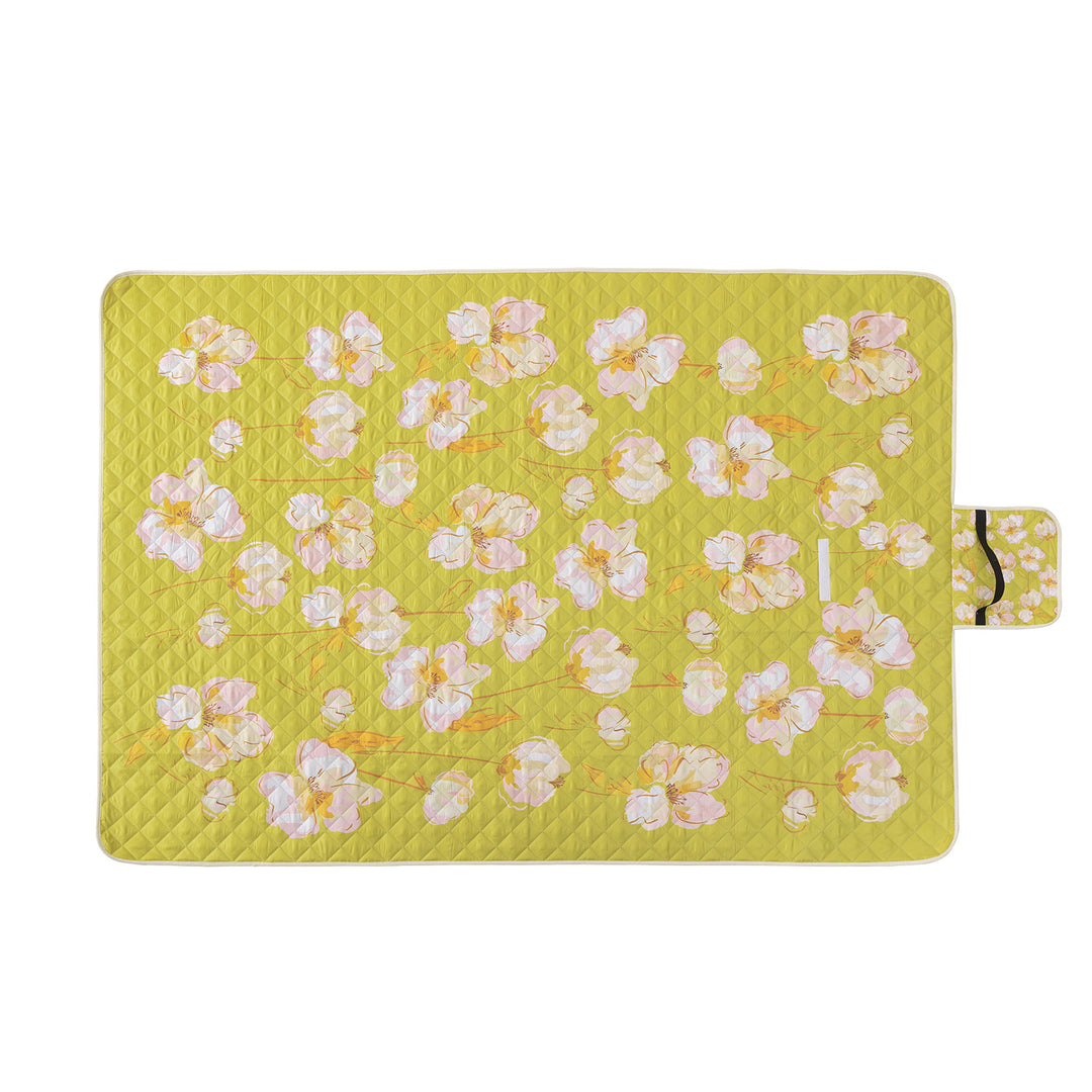 Quilted picnic and beach blanket set with carrying strap and water-repellent back