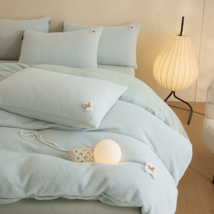 Cozy Decorative Comforter Set Avarnia
