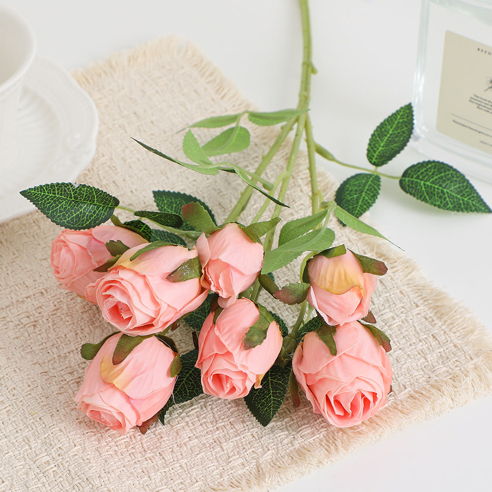 Realistic Kunstrose with detailed flowers